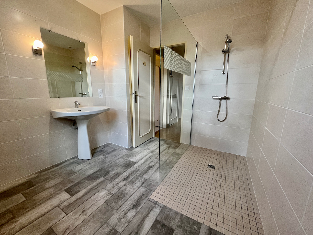 Castelmoron sur Lot, maison de PLAIN PIED de 120 m situe dans un quartier tranquille,  proximit des commodits et coles  PIED.  La maison possde un sjour de 31 m2 avec chemine, cuisine indpendante de 12 m2, 4 CHAMBRES, un cellier, un grand garag 10/18