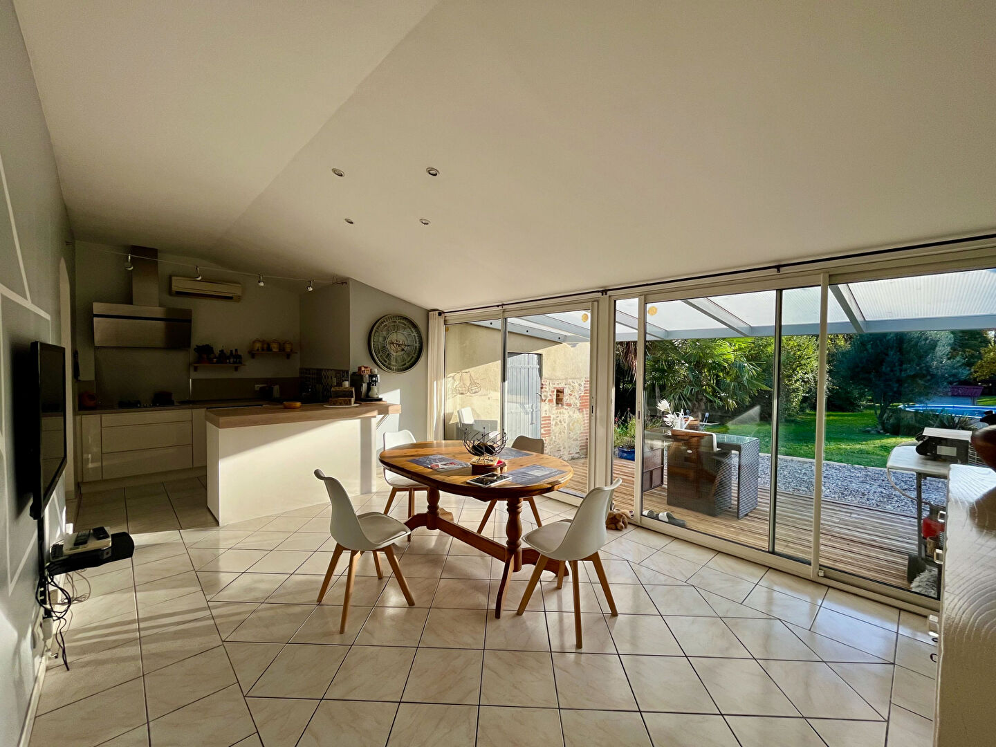 MAISON A VILLENEUVE SUR LOT. Venez dcouvrir une maison de plain-pied de 120m2 habitable pour un terrain de plus de 3000m2. Cette proprit est un vritable havre de paix pour ceux qui cherchent  combiner vie au grand air et intimit. Surface habitable : 10/14